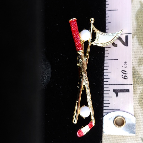 Vintage Gerry's Golf Flagstick and Club Brooch in a Gold Tone - Picture 11 of 12